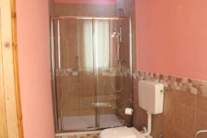 Angolo doccia nel bagno privato della camera rosa